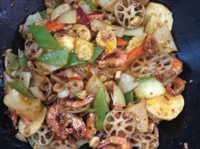 倒入所有处理好的食材翻炒均匀。