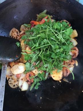 起锅前放入适量的熟芝麻，鸡精和香菜翻炒均匀即可！