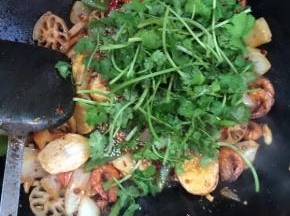 起锅前放入适量的熟芝麻，鸡精和香菜翻炒均匀即可！