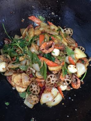 做好的麻辣香锅还不错哦，满屋飘荡的都是麻辣香锅的香味儿！