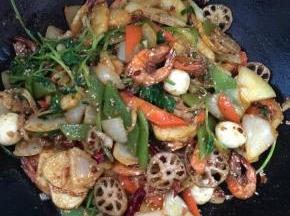 做好的麻辣香锅还不错哦，满屋飘荡的都是麻辣香锅的香味儿！