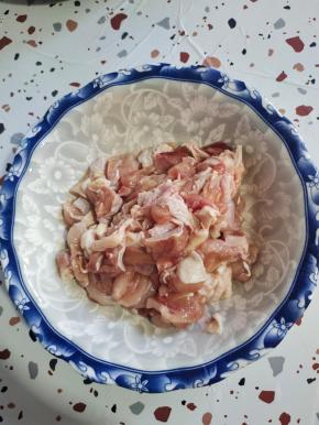 鸡腿肉清洗干净，切成小块！放入碗中！