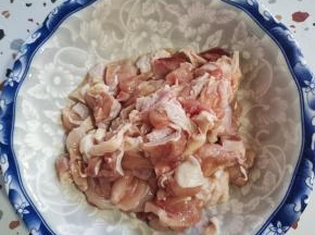 鸡腿肉清洗干净，切成小块！放入碗中！