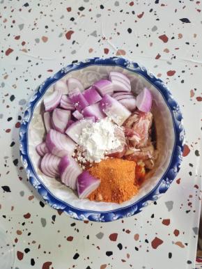 再放入洋葱块，生抽，料酒，玉米淀粉，奥尔良烤肉料，适量的油！