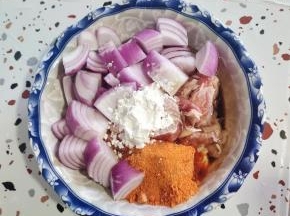 再放入洋葱块，生抽，料酒，玉米淀粉，奥尔良烤肉料，适量的油！