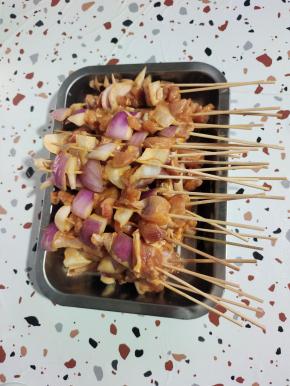 腌制好的鸡肉，用竹签串起来！一块鸡肉，一块洋葱，交替串起来备用！