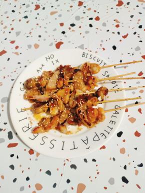 撒上适量的熟白芝麻即可食用！