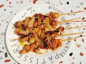 撒上适量的熟白芝麻即可食用！