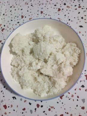 吃完不的剩米饭，晾至温热！