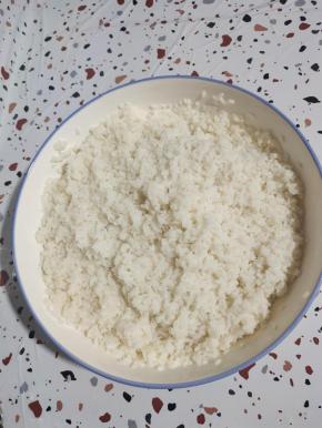 把剩米饭抓散！