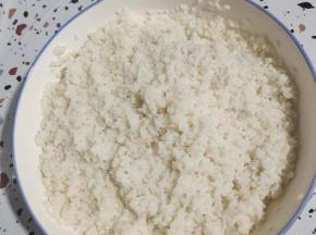 把剩米饭抓散！