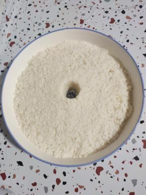 再在中间掏一个洞，以便更快的出酒！