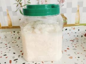 装在无油无水的，干净的容器中，密封好，放入冰箱冷藏保存！这样就可以一直吃到甜甜的嫩甜酒酿了！喜欢酒劲儿大的，可以不用放冰箱冷藏保存，直接室温放置即可！