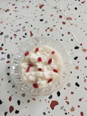 挖一碗，直接吃，软糯香甜，酒香浓郁，特别好吃！也可以加点开水冲一下喝！随你喜欢！