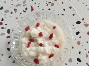 挖一碗，直接吃，软糯香甜，酒香浓郁，特别好吃！也可以加点开水冲一下喝！随你喜欢！