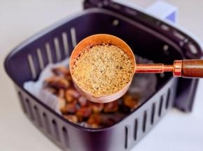 撒上烧烤料，摇晃均匀即可。