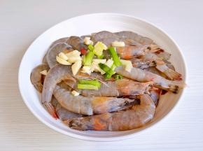 虾处理干净加入葱姜蒜。