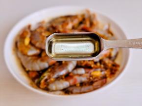 淋上一勺橄榄油。