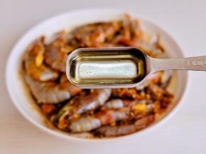 淋上一勺橄榄油。