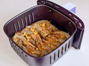 虾摆入炸篮中喷油。