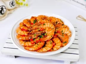 装盘撒葱花，辣椒。