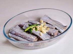 带鱼清洗干净擦干水分加葱姜蒜。