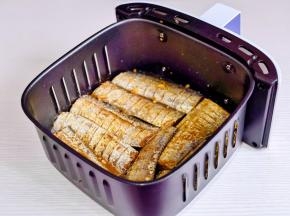 摆入空气炸锅炸篮中。