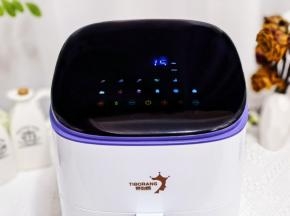 烤15分钟，翻面撒辣椒粉再烤5分钟。