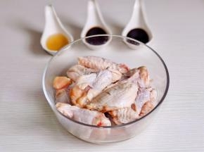 准备食材，鸡翅洗净。