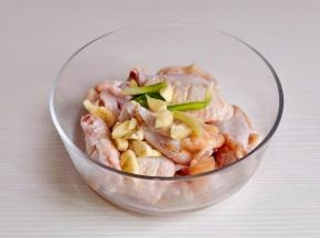 加入切好的葱姜蒜抓拌。