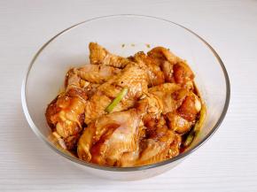 抓拌均匀腌制2小时以上。