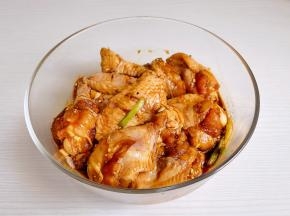 抓拌均匀腌制2小时以上。