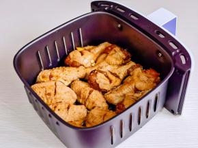 摆入空气炸锅炸篮中。