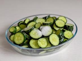 加入盐，抓拌均匀，腌制30分钟。