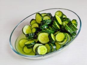 腌制好后的水倒掉，反复用水冲洗，不然会咸哈！