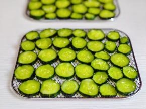 沥干水分放在网架上，放太阳下面晒干。