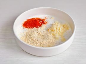 芝麻，辣椒粉，蒜末放入碗中。