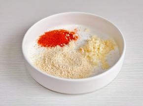 芝麻，辣椒粉，蒜末放入碗中。