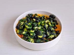 晾干的酱瓜加入生抽酱汁中。