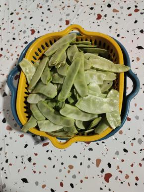 梅豆掐掉头尾，去掉茎，清洗干净，晾干水分备用！