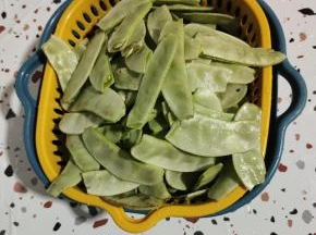梅豆掐掉头尾，去掉茎，清洗干净，晾干水分备用！