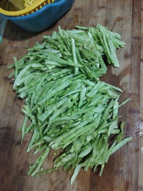 梅豆切成丝备用！