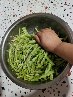 用手揉搓均匀腌制半个小时！