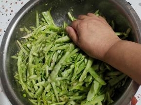 用手揉搓均匀腌制半个小时！