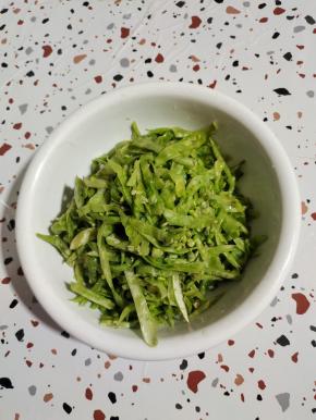 腌制好的梅豆丝挤干水分放入碗中！