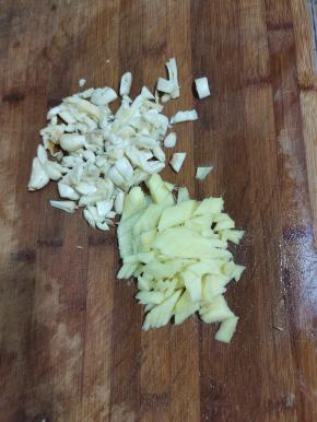 蒜瓣拍碎切成小块，生姜削皮切成小块备用！