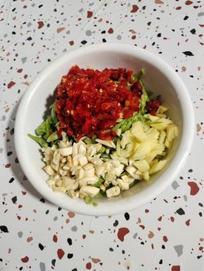 碗中放入蒜瓣，生姜，两大勺酸辣剁椒！