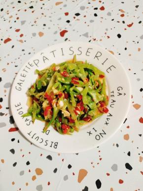 吃的时候取一点出来，淋上香油即可食用！