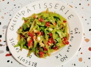 吃的时候取一点出来，淋上香油即可食用！
