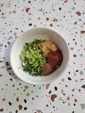 碗中放入葱末，蒜泥，花椒面，辣椒面！